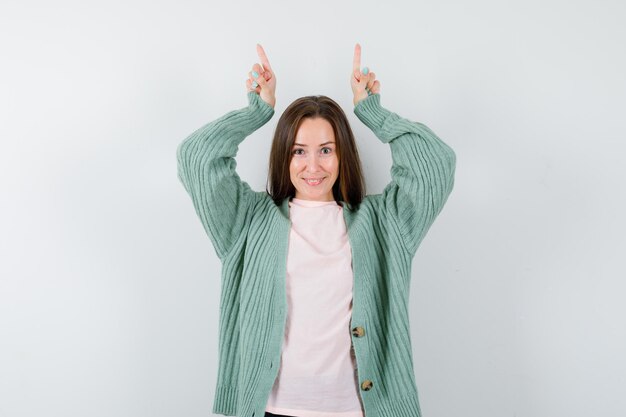 Mujer joven expresiva posando en el estudio