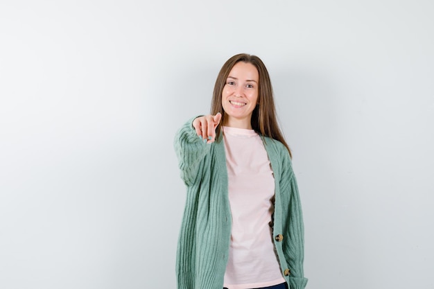 Mujer joven expresiva posando en el estudio