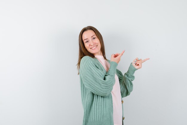 Mujer joven expresiva posando en el estudio