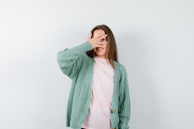 Mujer joven expresiva posando en el estudio