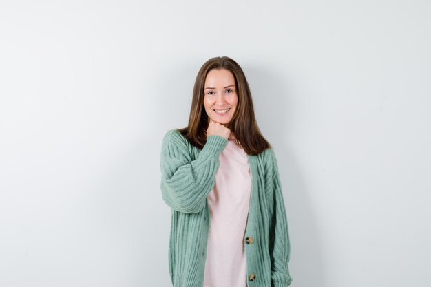 Mujer joven expresiva posando en el estudio