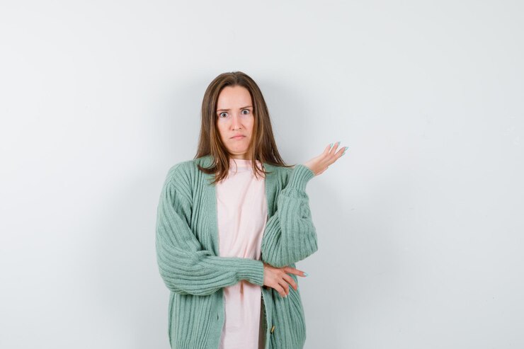 Foto gratuito mujer joven expresiva posando en el estudio