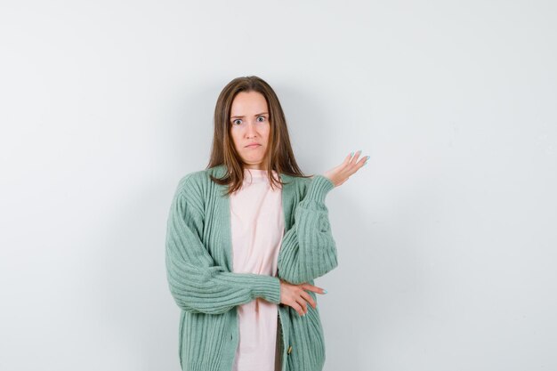 Mujer joven expresiva posando en el estudio