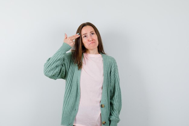 Mujer joven expresiva posando en el estudio