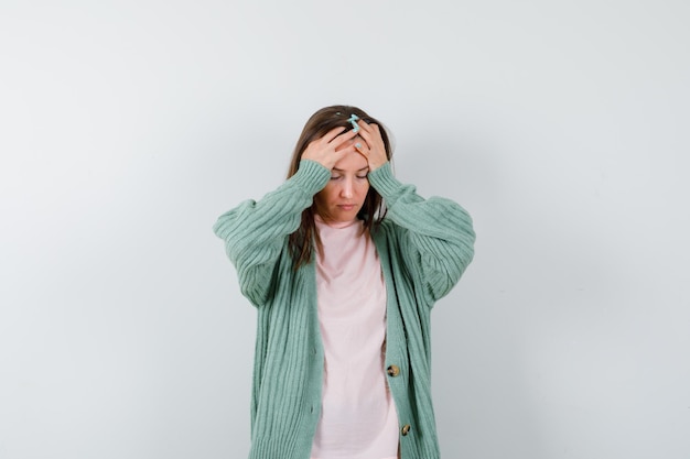 Mujer joven expresiva posando en el estudio