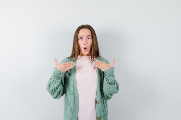 Mujer joven expresiva posando en el estudio