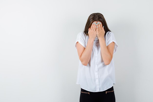 Mujer joven expresiva posando en el estudio