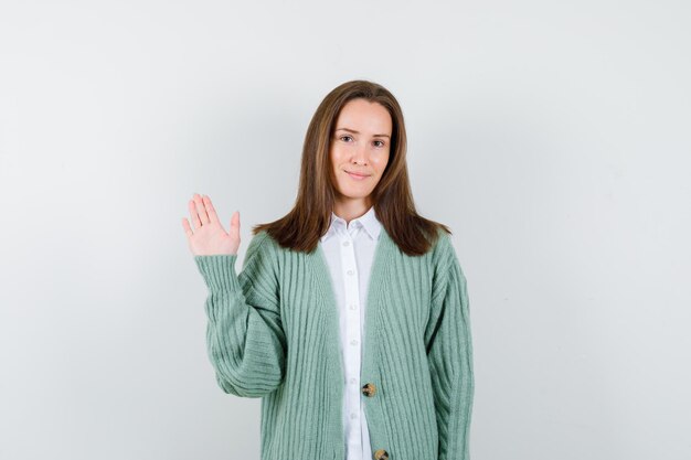 Mujer joven expresiva posando en el estudio