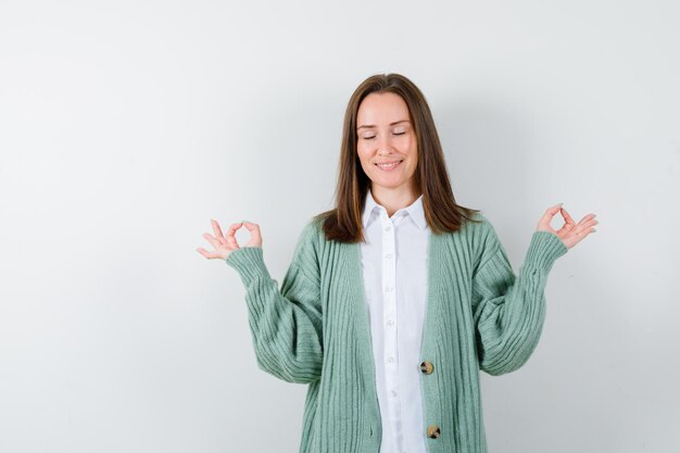 Mujer joven expresiva posando en el estudio