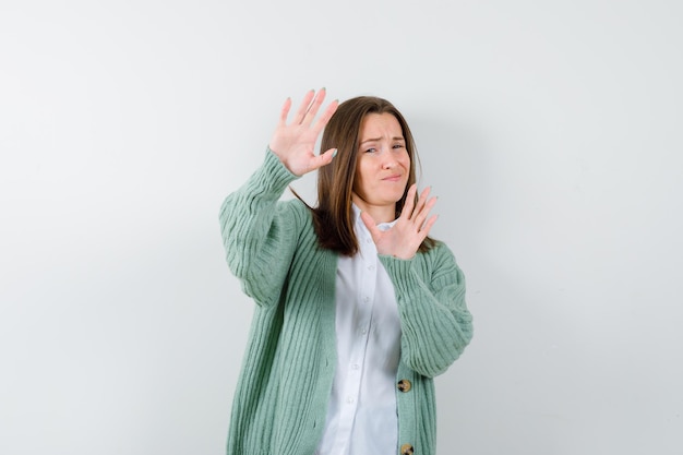 Mujer joven expresiva posando en el estudio