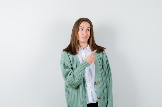 Mujer joven expresiva posando en el estudio