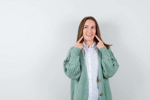 Mujer joven expresiva posando en el estudio