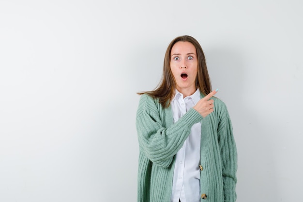 Mujer joven expresiva posando en el estudio