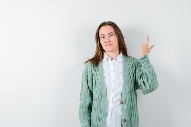 Mujer joven expresiva posando en el estudio