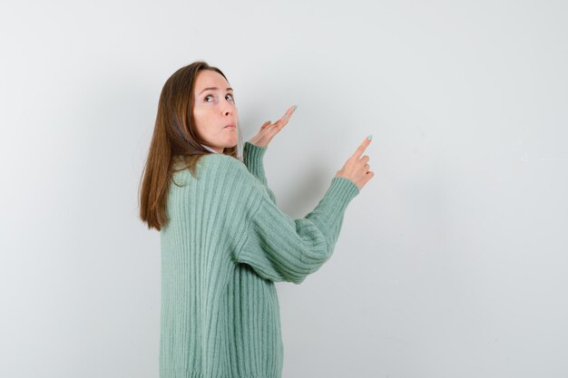 Mujer joven expresiva posando en el estudio