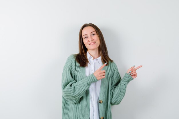 Mujer joven expresiva posando en el estudio