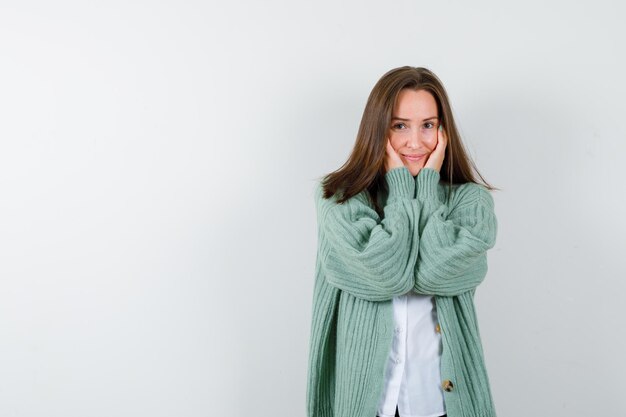 Mujer joven expresiva posando en el estudio