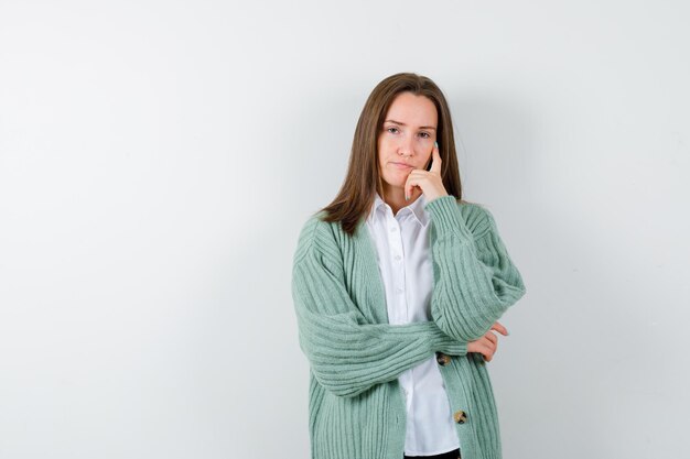 Mujer joven expresiva posando en el estudio