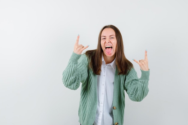 Mujer joven expresiva posando en el estudio