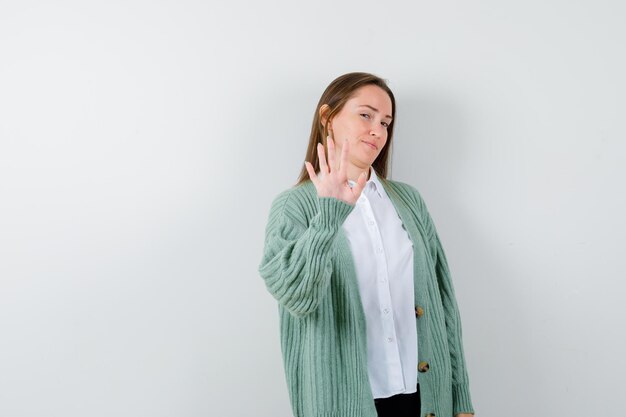 Mujer joven expresiva posando en el estudio