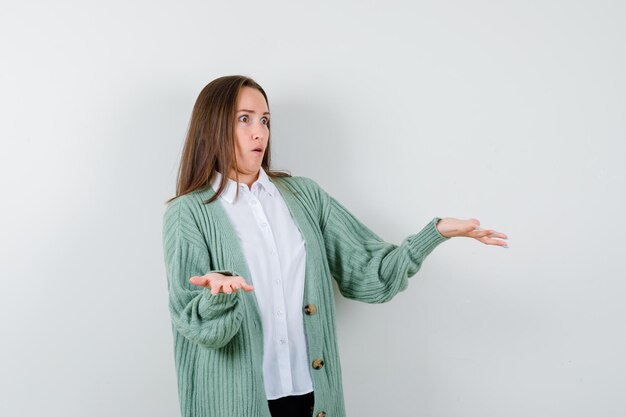 Mujer joven expresiva posando en el estudio