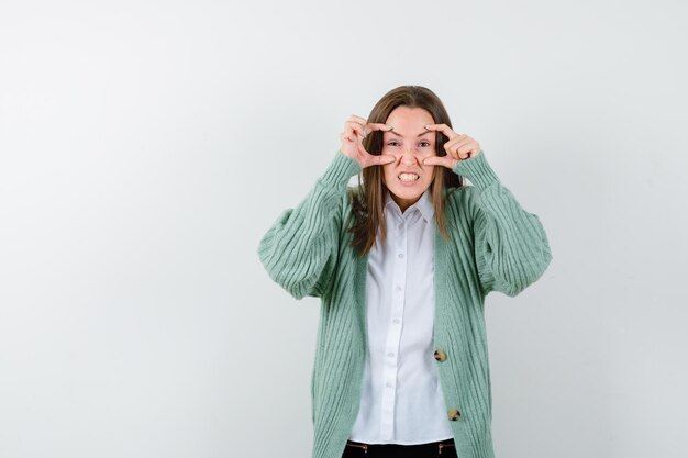 Foto gratuita mujer joven expresiva posando en el estudio