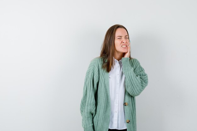 Mujer joven expresiva posando en el estudio