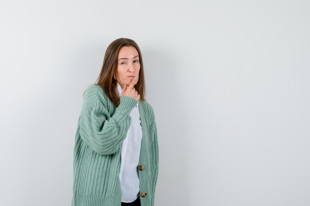 Mujer joven expresiva posando en el estudio