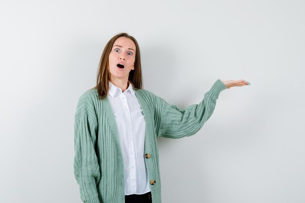 Mujer joven expresiva posando en el estudio