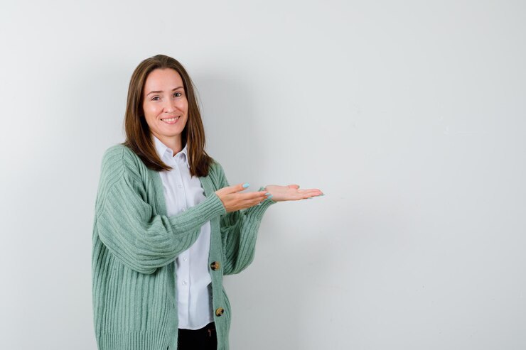Foto gratuito mujer joven expresiva posando en el estudio