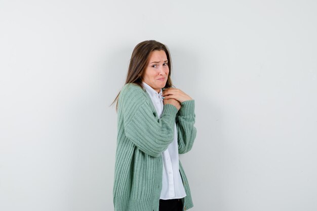 Mujer joven expresiva posando en el estudio