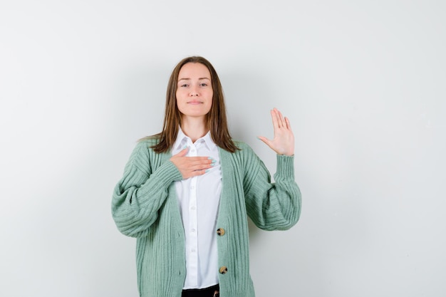 Mujer joven expresiva posando en el estudio