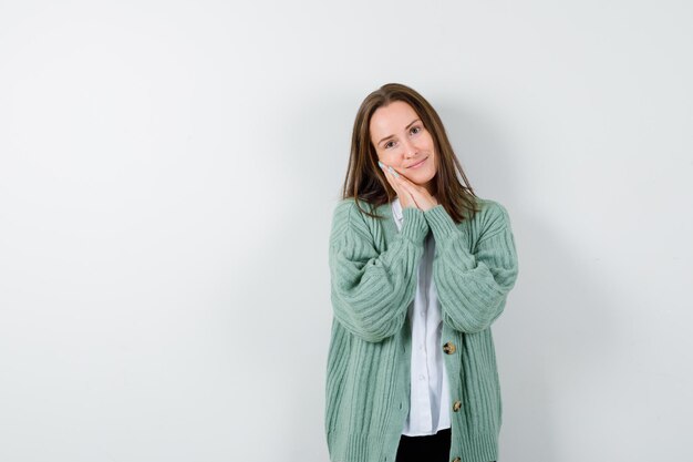 Mujer joven expresiva posando en el estudio