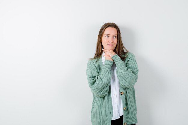 Mujer joven expresiva posando en el estudio