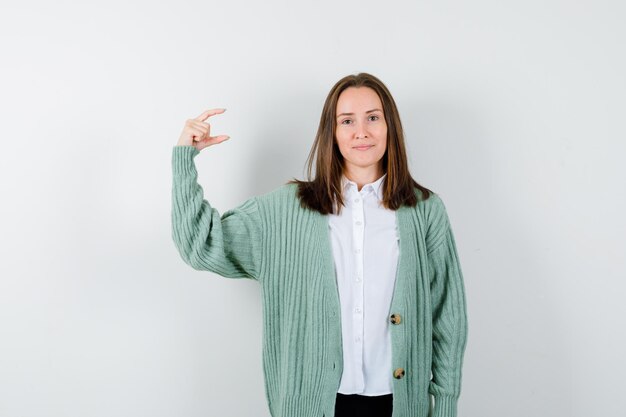 Mujer joven expresiva posando en el estudio