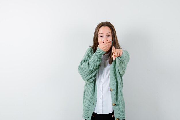 Mujer joven expresiva posando en el estudio