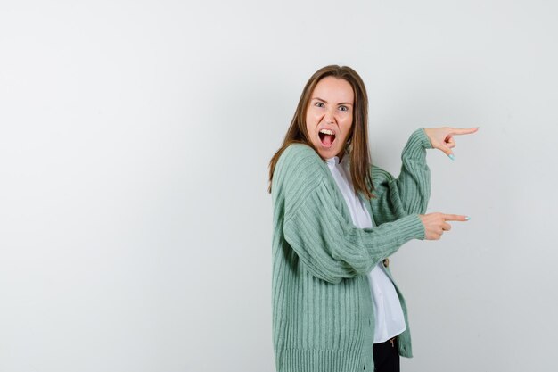 Mujer joven expresiva posando en el estudio