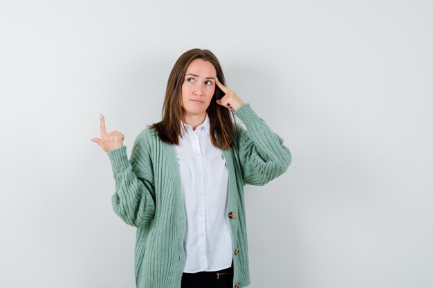 Mujer joven expresiva posando en el estudio