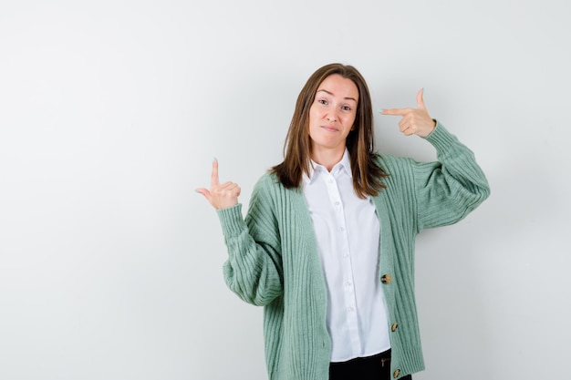 Mujer joven expresiva posando en el estudio