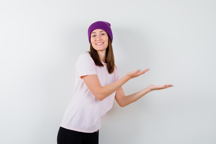 Foto gratuito mujer joven expresiva posando en el estudio