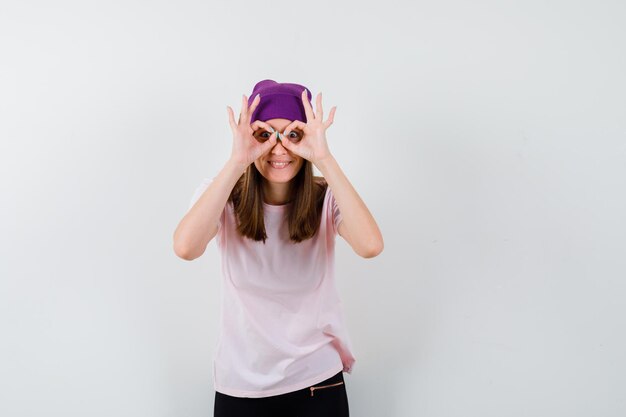 Mujer joven expresiva posando en el estudio