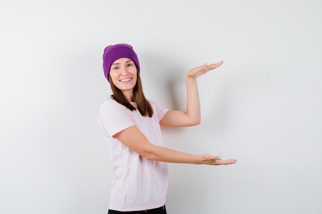 Mujer joven expresiva posando en el estudio