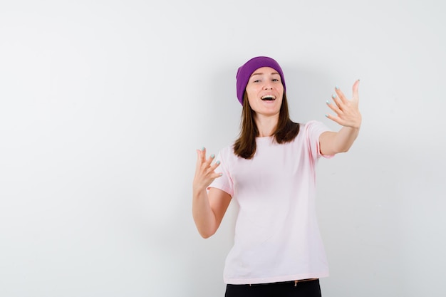 Mujer joven expresiva posando en el estudio