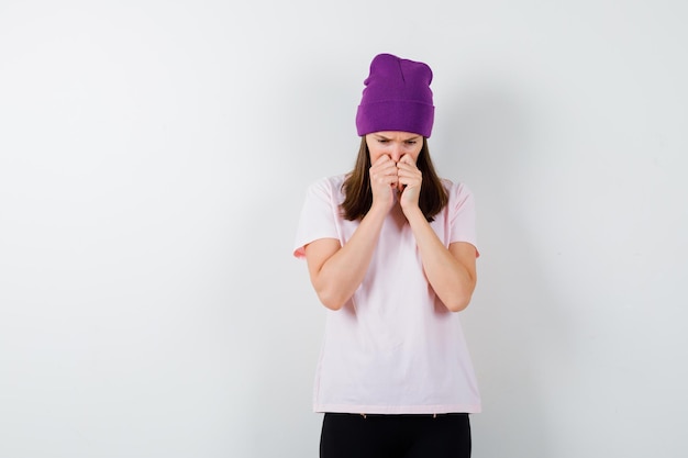 Mujer joven expresiva posando en el estudio