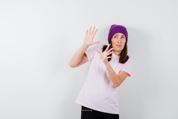 Mujer joven expresiva posando en el estudio