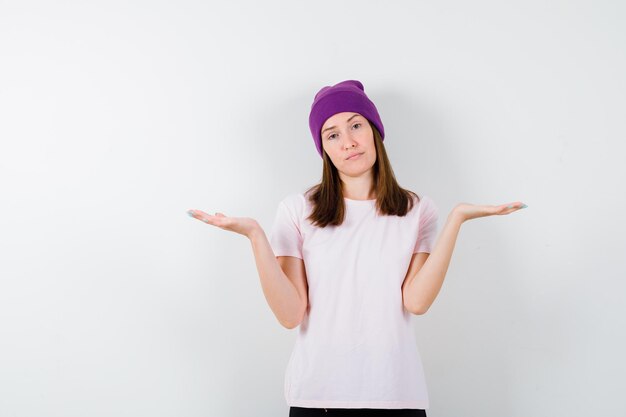 Mujer joven expresiva posando en el estudio