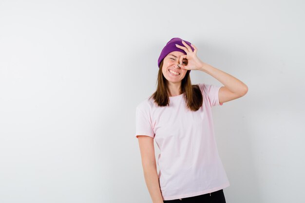 Mujer joven expresiva posando en el estudio