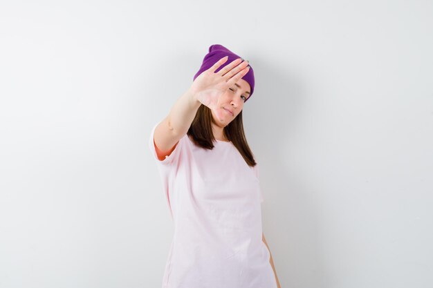 Mujer joven expresiva posando en el estudio