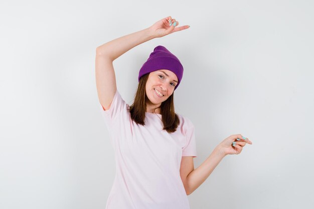 Mujer joven expresiva posando en el estudio