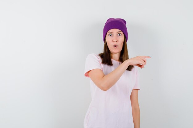 Mujer joven expresiva posando en el estudio